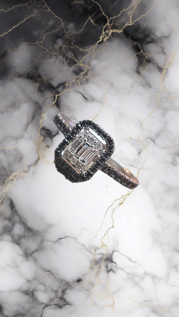 18k WhiteGold Ring with Black and White Diamonds